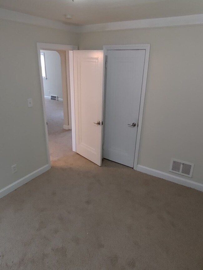 Building Photo - 3 bedroom, 2 bath, brick bungalow in Eastp...