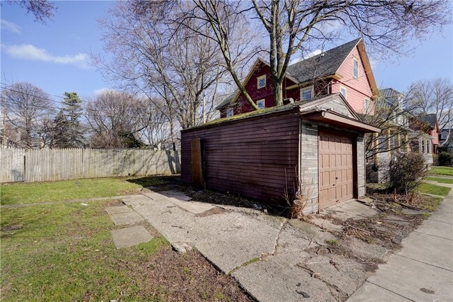 Building Photo - 461 Parsells Ave