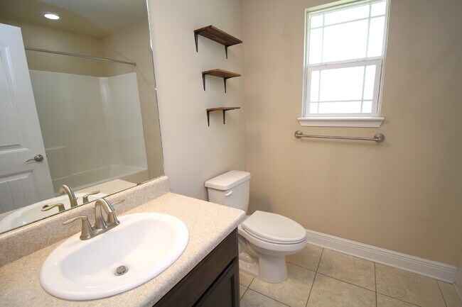 Building Photo - 3BR/2BA Home with Lawn Care Included – Mov...