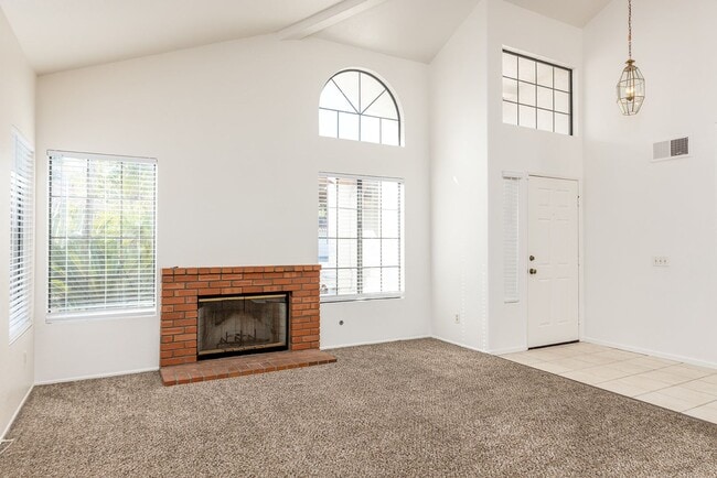 Building Photo - Lovely 4 bedroom Oceanside home!