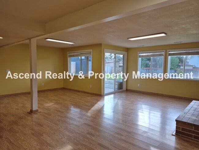 Building Photo - Need Space? This is the Place! Available NOW~Beautifully Updated 4Bed/3Bath Backs to Park Pets OK