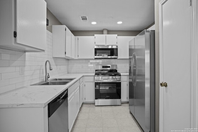 Building Photo - 5279 Meadow Rise St