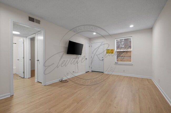 Building Photo - Beautifully updated 2-bedroom, 1-bath first-floor duplex in the heart of Hermitage!