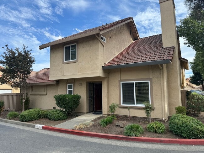 Building Photo - Updated 3 Bedroom 2.5 Bath 2 Story Condo F...