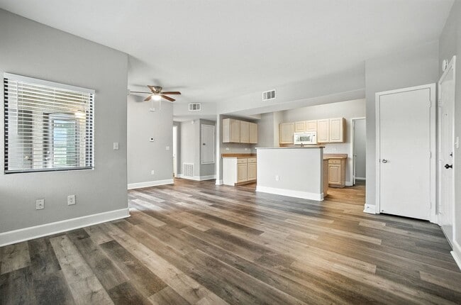 Building Photo - Northwest Condo with Modern Finishes & Gre...