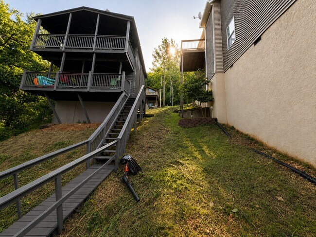 Building Photo - 11904 White Oak Dr
