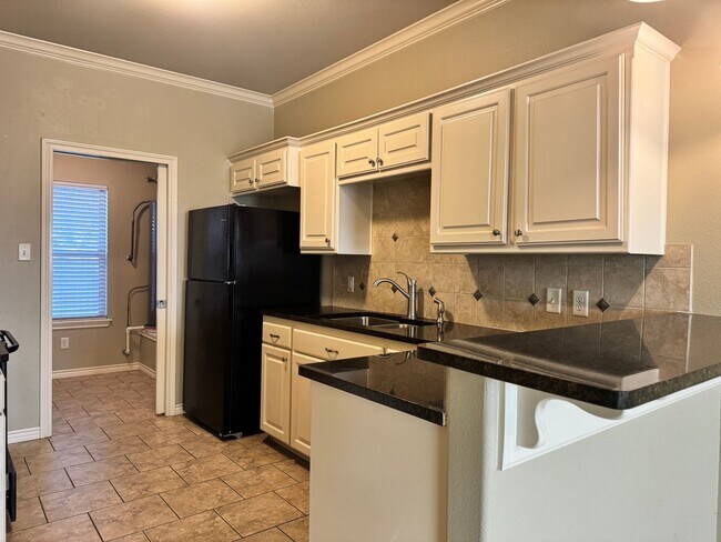 Building Photo - 516 S Baxter Ave