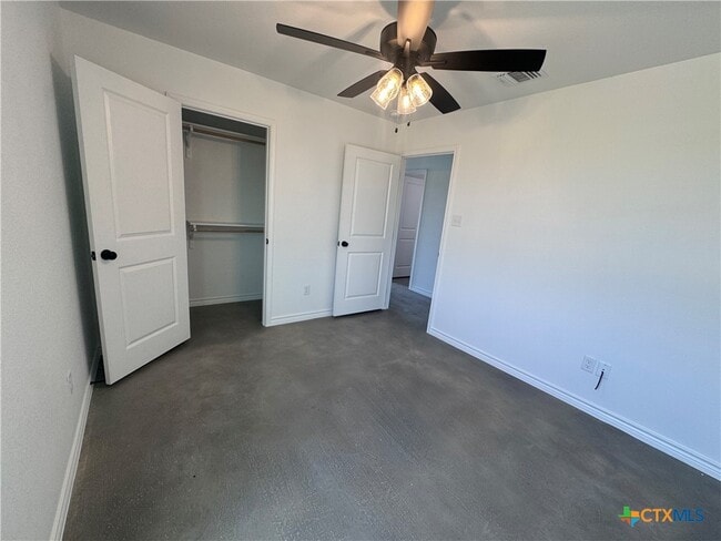 Building Photo - 907 Smoke Tree Ln