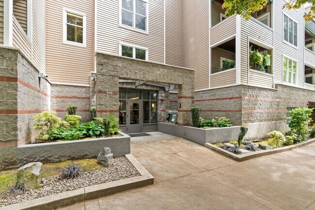 Building Photo - 205 SW Montgomery St