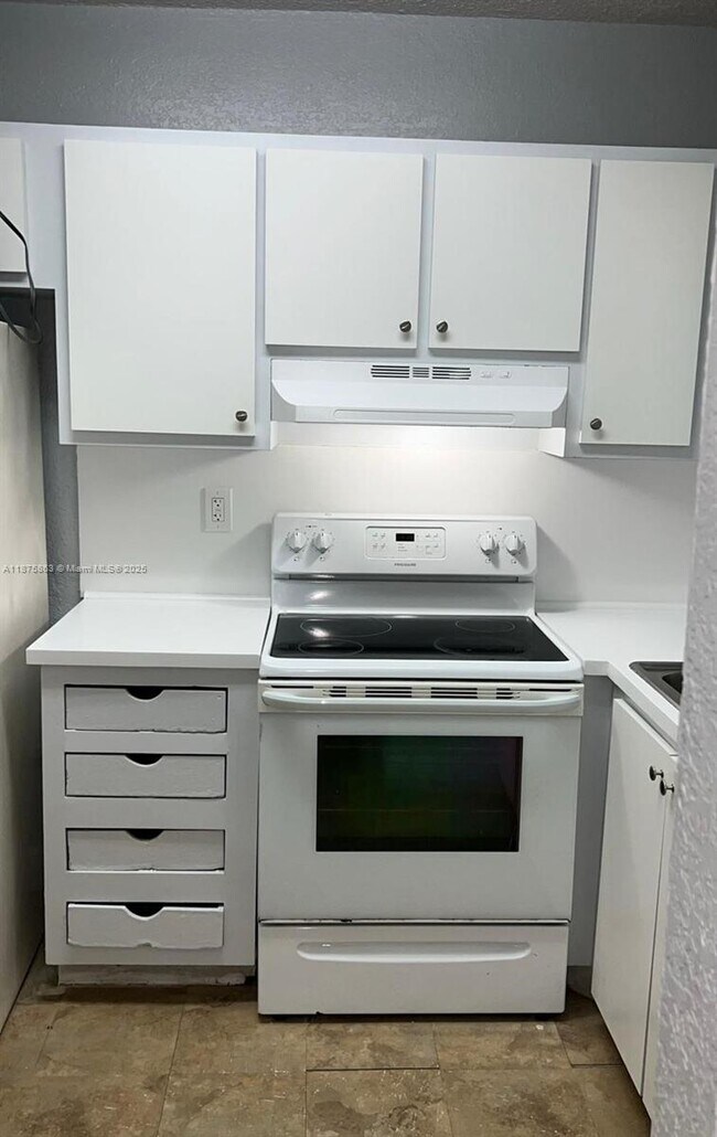 Primary Photo - 575 W 69th St