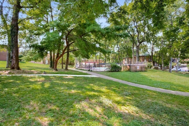 Building Photo - 2601 Hillsboro Pike