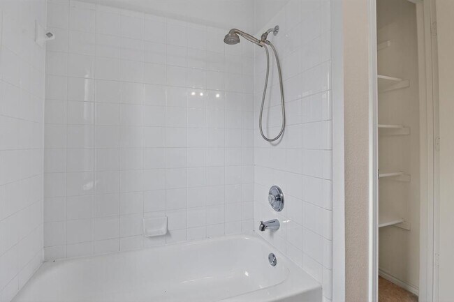 Building Photo - 1208 Heritage Hill Cove
