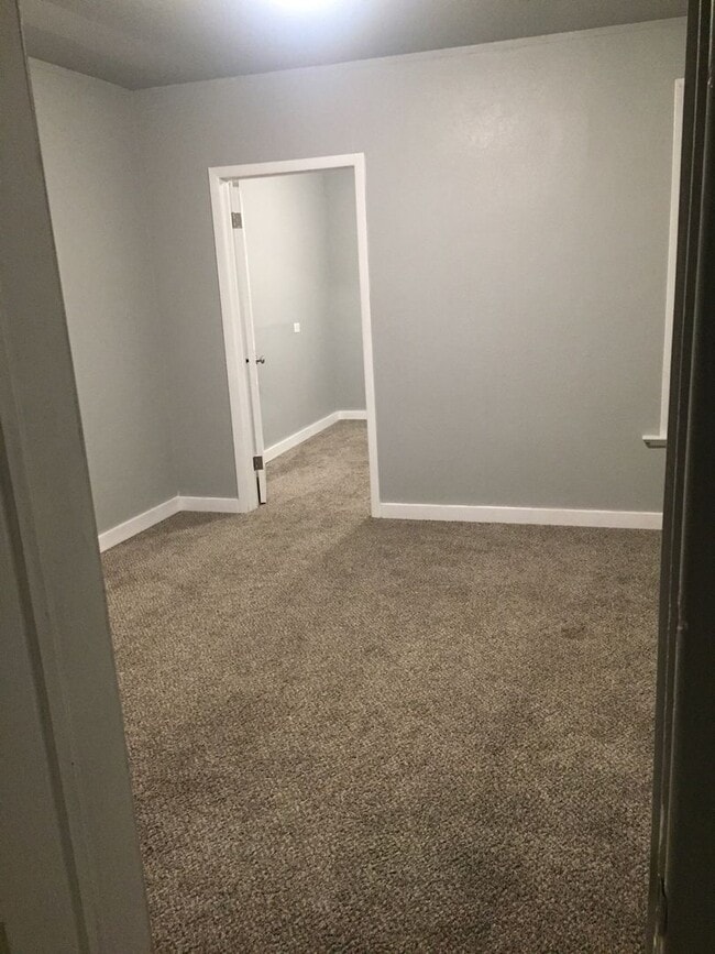 Building Photo - 1123 W Maple Ave