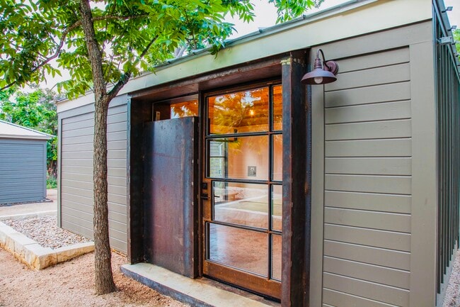 Building Photo - 1306 Oxford Ave