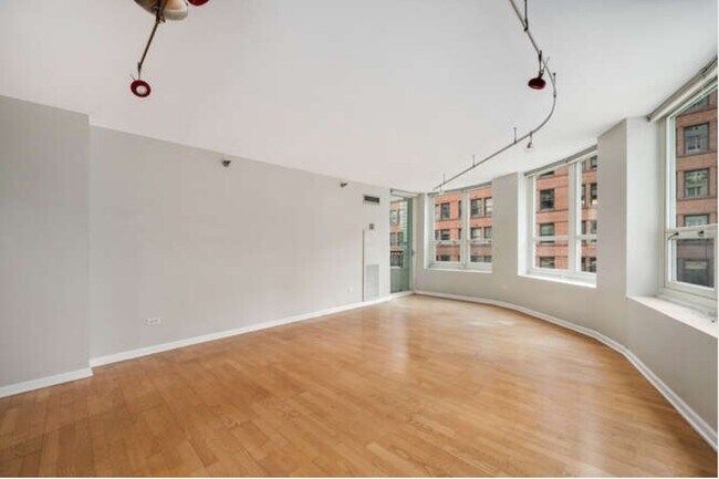 Building Photo - 345 N LaSalle St