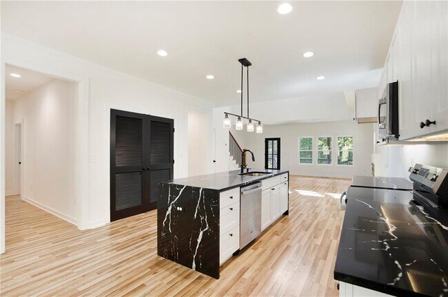 Building Photo - 3220 Sweetbriar Dr