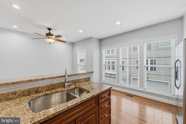 Building Photo - 2425 Huntington Park Dr