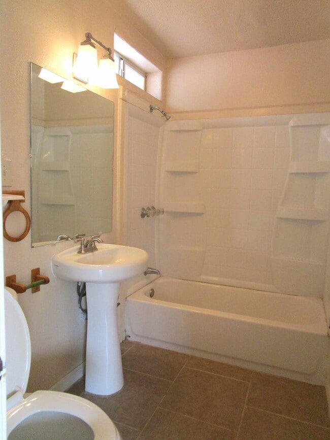 Building Photo - Please contact Vaughn Realty to set up an ...