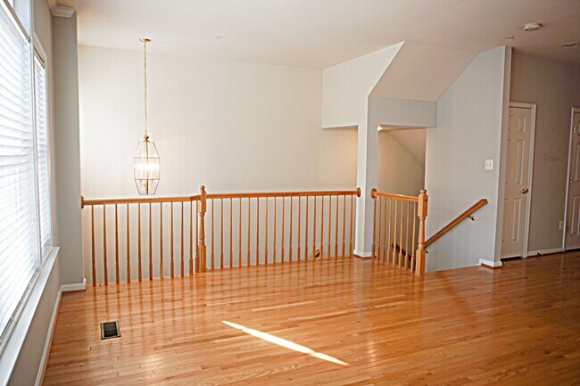 Building Photo - Exquisite Townhouse in Orchard Run Germantown