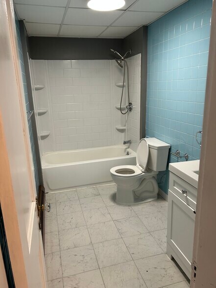 Building Photo - 250 Shaw St