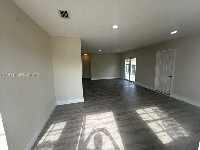 Building Photo - 659 E 19th St