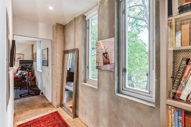 Building Photo - 1115 S Alamo St