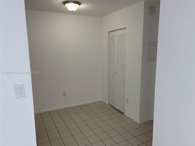 Building Photo - 10790 N Kendall Dr