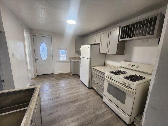 Building Photo - 28 Mather St