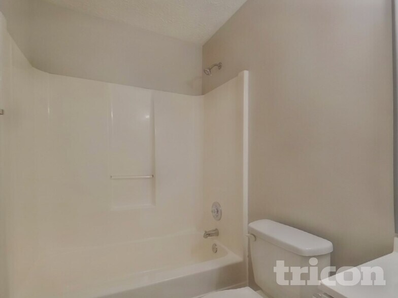 Building Photo - 718 Creekridge Ct