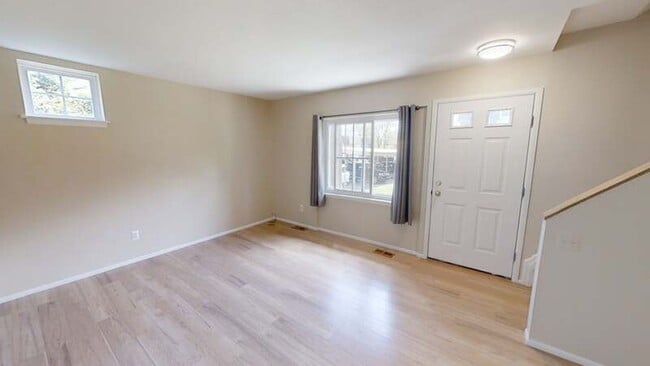 Building Photo - 529 Longshore Dr