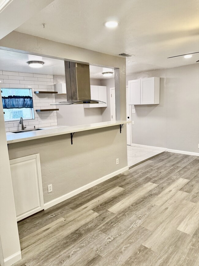 Building Photo - 986 S Hope Ave