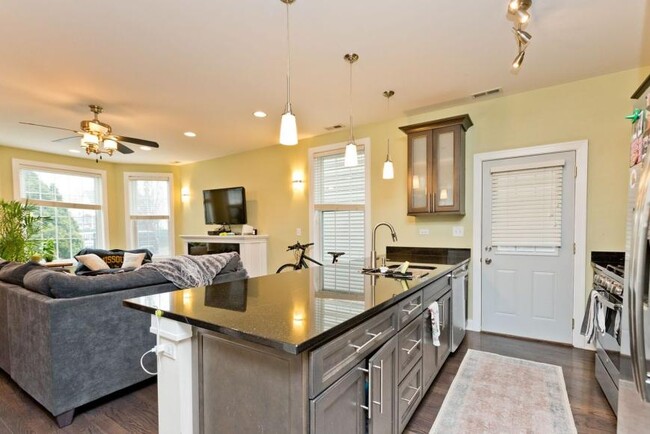 Building Photo - 2 bedroom in Chicago IL 60618