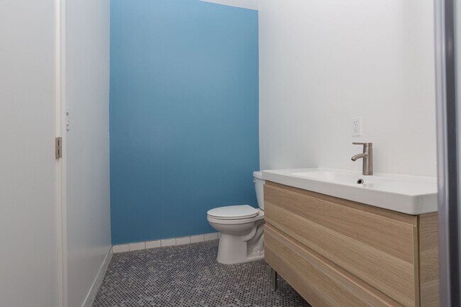 Building Photo - Renovated 2 Bedroom 1 Bathroom In Jefferso...