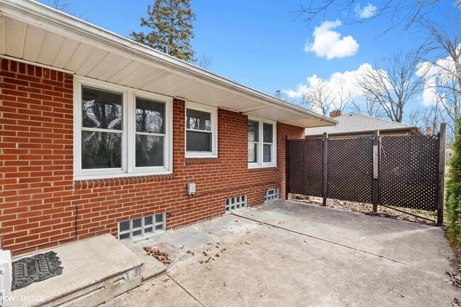 Building Photo - 21820 Drexel St