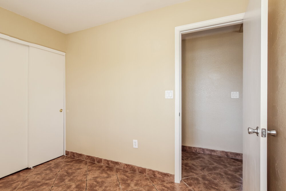 Building Photo - 305 E Gardenia Dr