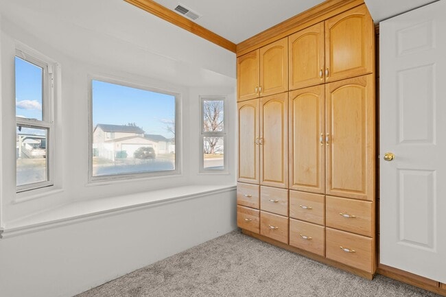 Building Photo - Spacious 4 Bedroom Home in Quiet Orem Neighborhood