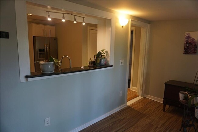 Building Photo - 2210 Lenox Rd NE