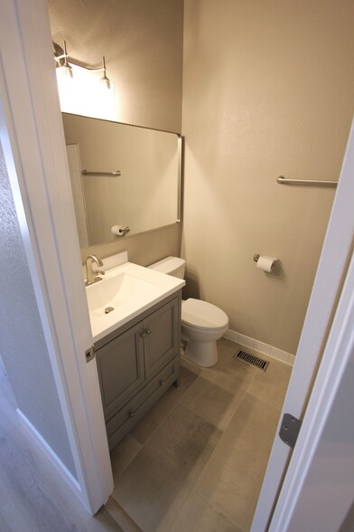 Master Suite Bathroom - 6737 Mountain Top Ln