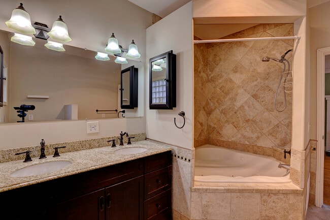 Building Photo - 628 Gladstone St