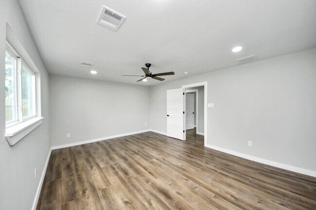 Building Photo - 1218 Des Jardines St