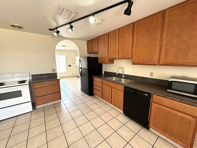 Building Photo - NICE UPDATED 2BED 1BATH HOME LOCATED NEAR ...
