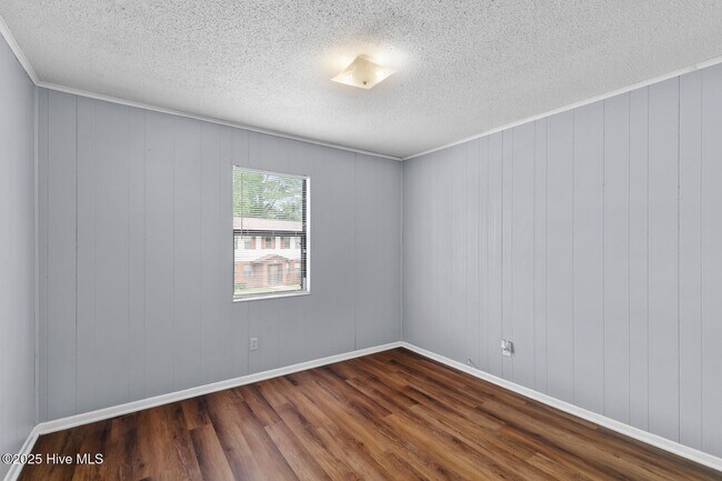 Building Photo - 107 Ravenwood Dr