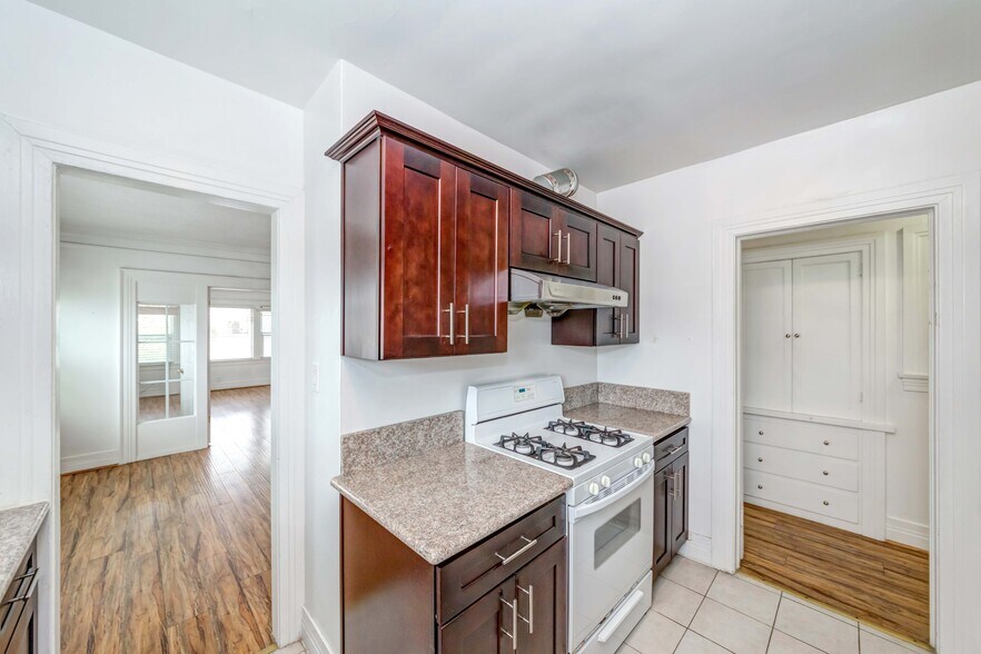 Building Photo - 1308 S Van Ness Ave