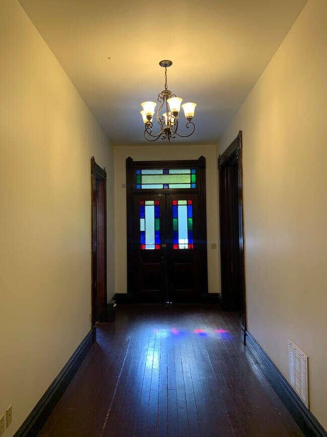 Building Photo - Spacious Victorian Home