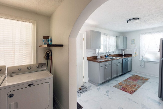 Building Photo - 145 Midway St