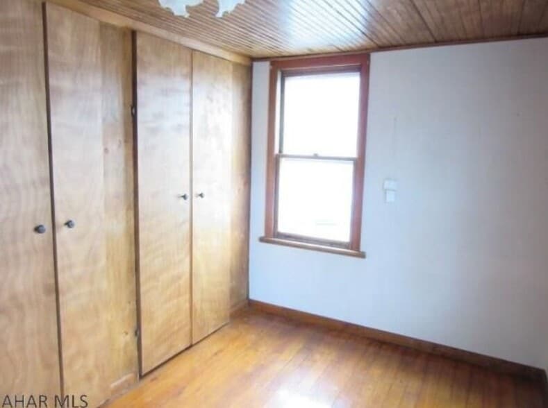 Building Photo - 106 Forest St