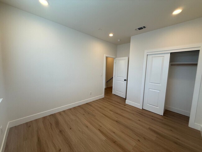 Building Photo - 8461001/85