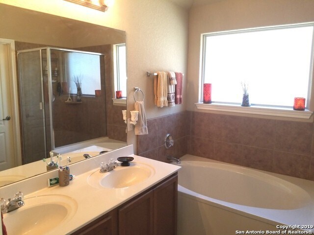 Building Photo - 3 Bedroom in The Point @ Bulverde Village