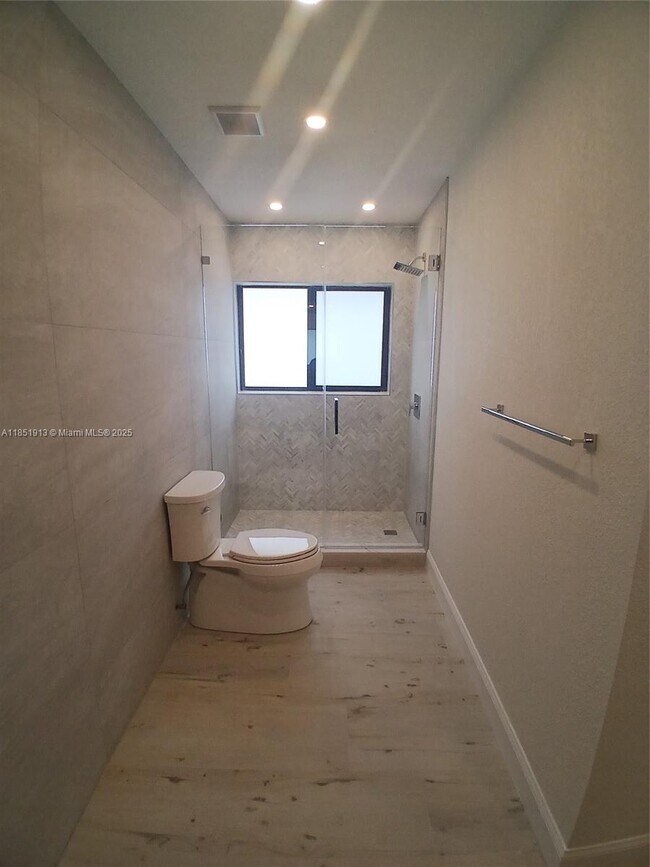 Building Photo - 1070 SW 135th Pl