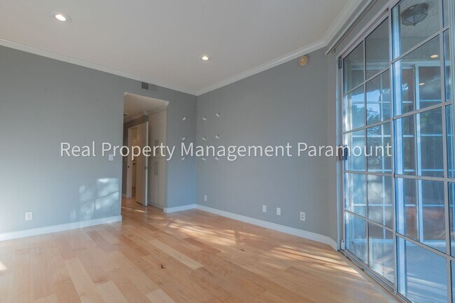 Building Photo - Don't miss out! 2 Bed 2 bath ready to go!